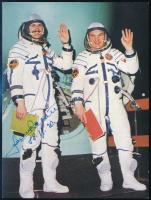 1988 Farkas Bertalan (1949-) magyar űrhajós aláírása egy őt ábrázoló fotólapon, 14x10 cm.