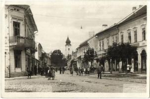 Liptószentmiklós, Liptovsky Mikulas; Masaryková ulica / Masaryk utca, Római katolikus templom, Donáth üzlete / street view, Catholic church, shops (EK)