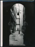 Wonke Rezső: Király utcai udvar 1972. Pecséttel jelzett vintage alkotás 18x24 cm