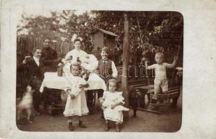 70 db főleg régi motívumlap: üdvözlőlapok, hölgyek, művészlapok, vallás; közte sok családi fotó / 70...