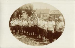 70 db főleg régi motívumlap: üdvözlőlapok, hölgyek, művészlapok, vallás; közte sok családi fotó / 70...