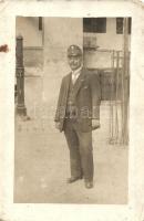 70 db főleg régi motívumlap: üdvözlőlapok, hölgyek, művészlapok, vallás; közte sok családi fotó / 70...