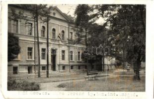 33 db RÉGI magyar városképes és motívumos képeslap; karácsony, húsvét / 33 pre-1945 Hungarian town-view and motive postcards, with Christmas, Eastern greeting cards