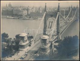 1936 Budapest, Erzsébet híd, jelzett fotó, egyik sarkán törésnyom, 17,5×23 cm
