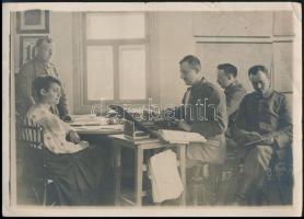 1917 Lengyelország, kihallgatás, jegyzőkönyv, fotó, szakadással, gyűrődéssel, 13×18 cm