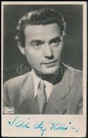 Sárdy János (1907-1969) magyar operaénekes (tenor), színész aláírása az őt ábrázoló fotólapon, a fotólapon kis szakadással. 14x9 cm.