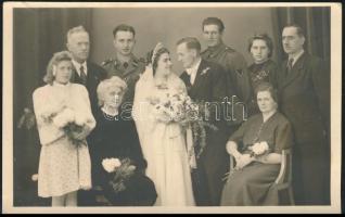 1943 Német katona esküvője, családtagokkal, fotólap, feliratozva, 8,5×13,5 cm