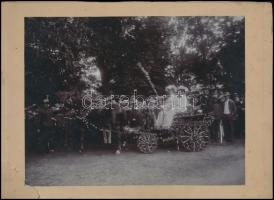 cca 1910 Arad, Virágokkal feldíszített lovaskocsi, kartonra ragasztott fotó, sérült kartonnal, Weisz Hugó műterméből, 18×24 cm