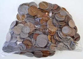 Vegyes külföldi érme tétel ~1kg súlyban T:vegyes Mixed coin lot in ~1kg weight C:mixed
