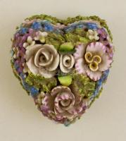 Szív alakú kis porcelán szelence virág díszítéssel. Jelzett, hibátlan. 6x4 cm