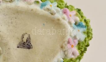 Szív alakú kis porcelán szelence virág díszítéssel. Jelzett, hibátlan. 6x4 cm