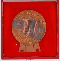 1982. A KISZ zászlóbontásának XXV. évfordulójára 1957-1982 fém plakett, kis fém talppal, tokban (95mm) T:2 patina