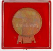 1982. "A KISZ zászlóbontásának XXV. évfordulójára 1957-1982" fém plakett, kis fém talppal,...