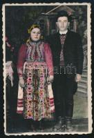 1955 Pár népviseletben, kézzel színezett fotó, 8,5×6 cm