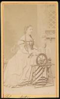 cca 1870 Margit a rokkával, Asten(?) színésznő színpadi szerepben, keményhátú fotó, karton részben levágva,10×6 cm
