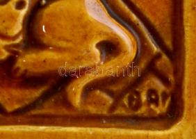 Jelzett, fonó nőt és doromboló macskát ábrázoló kerámia kályhacserép és falidísz 22x22 cm