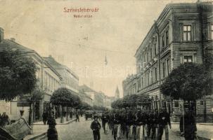 Székesfehérvár, Nádor utca, üzletek, vonuló katonák. W. L. (?) 654. (EK)