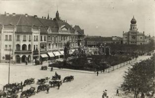 Kecskemét, Szabadság tér, Zsinagóga, Tóth István gyógyszertára, Barta Zsigmond, Szél Nándor, Kellermann Bernát, Réthey Gyula, Goitein Jónás üzlete, Bachler Ilona és Szarvas Babi fényképészeti, háziipari és kézimunka műterme, kerékpár, hintók. G. Fekete Gyula kiadása