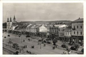 Marosvásárhely, Targu Mures; Széchenyi tér, Központi szálloda, Szabó Sándor étterme, Kalap Király, Kari József, Tolokán Márton, Batta Jenő, Vámos Sándor, Farkas üzlete, automobilok / square, hotel, hat store, shops, automobiles (EK)