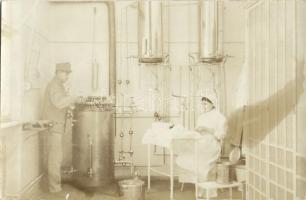 A hadikórházban kialakított sterilizáló készülék katonai kisegítővel és ápolóval / WWI Austro-Hungarian military hospital's sterilizing device with military aide and nurse. photo