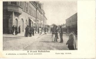 A jobb oldalon, az árnyékban 19-esek menetelnek Radautzban (Radóc). Vlasits hadnagy felvétele. A Fokos 19-es frontújság képeiből / WWI Austro-Hungarian military soldiers marching on the right side (in the shade) in Radauti (EK)