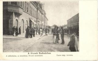 A jobb oldalon, az árnyékban 19-esek menetelnek Radautzban (Radóc). Vlasits hadnagy felvétele. A "Fokos" 19-es frontújság képeiből / WWI Austro-Hungarian military soldiers marching on the right side (in the shade) in Radauti (EK)