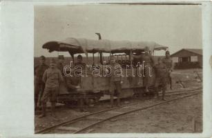 Generator Zug der Feldbahn / A tábori vasút generátor kocsija katonákkal / WWI Austro-Hungarian K.u.K. military field railways engine train car with soldiers. photo