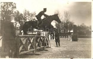 Akadályugratás az Esztergom-Tábor katonai táborban. Schäffer udv. fényképész felvétele / obstacle jumping in the military camp of Esztergom. photo (EK)