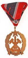 ~1960. "Kiváló Bányász" zománcozott fém kitüntetés mellszalagon T:1-
