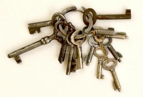 Régi kulcscsomó lakat és bútorkulcsokkal / vintage keys