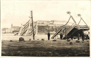 1941 Újvidék, Novi Sad; Pétervárad, felrobbantott közúti híd / destroyed bridge, photo