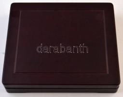 Fa éremtartó doboz 12 férőhellyel,kivehető tálcával, használt, de jó állapotban