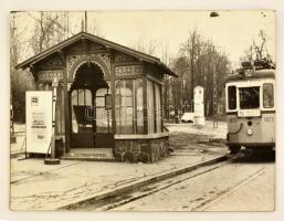cca 1970 Az 56-os villamos a Budagyöngye megállónál. Nagyméretű, kartonra kasírozott fotó 40x30 cm