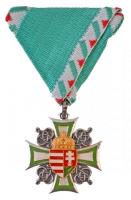 1996. A Tiszthelyettesi Szolgálati Jel II. fokozata ezüstözött tombak kitüntetés, aranyozott és zománcozott államcímerrel, mellszalagon T:1-,2 Hungary 1996. Distinction for NCOs Service 2nd Grade enamelled, gold and silver plated tombac decoration with ribbon C:AU,XF  NMK 798.