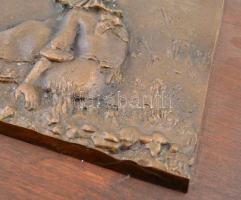 Üldögélő lány, bronz falikép, fa talapzaton, 21,5×30,5 cm