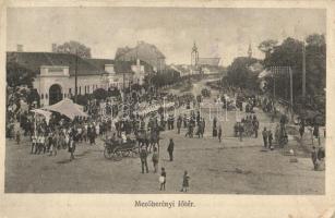 Mezőberény, Fő tér, Gyógyszertár, templom, felvonulás, tömeg. Kiadja Szemenkár M. (EB)