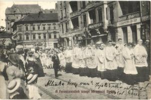 Budapest II. Margit körút és Zsigmond utca sarok, Ferencrendiek úrnapi körmenete Budán. Kaufmann Mihály, Bock Miksa, Goldmann József üzlete, Helios mozgóképek (mozi). Kiadja Özv. Mann Károlyné (EK)