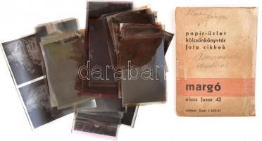 cca1950-1980 Cipősdoboznyi vegyes fotónegatív, főleg kisfilmes, fekete-fehér és színes, városok, uta...