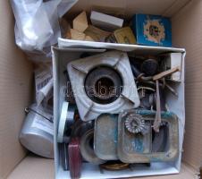 Vegyes régiség tétel: régi háztartási eszközök, benne többek között púdertartó, erdélyi falámpa, régi lázmérő és még sok más!