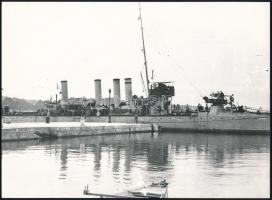 1916 Az SMS Pandur romboló Parenzonál, az 1980-as években eredeti negatívról előhívott másolat, hátoldalon feliratozva, 12×18 cm
