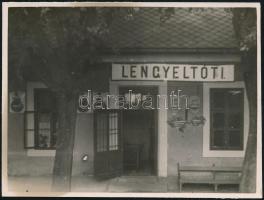 cca 1935 A lengyeltóti vasútállomás bejárata reklámtáblákkal, fotó, 7,5×10 cm