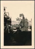1942 Ágyúkezelő katona a fronton, hátoldalon feliratozva, 10,5×7,5 cm