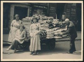 cca 1930 Paplan-párna eladó szekér Budapesten az üzlet előtt, fotó, 6×8 cm