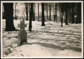 1934 Budapest, Részlet a vízivárosi régi temetőből, fotó, 6×8,5 cm