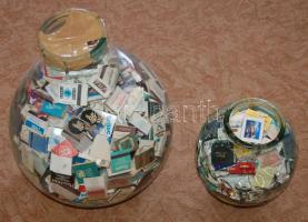 Több száz, esetleg 1000db vagy több külföldi gyufásdoboz (gyufával!), két óriási, érdekes üvegben!