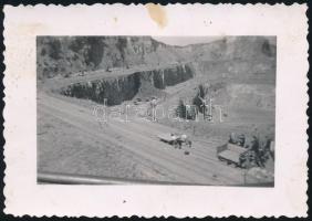 cca 1930 Sághegyi bánya részlete, kisvasúttal, fotó hátoldalon feliratozva, 5,5×8 cm
