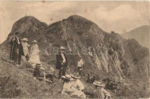 Brassó, Kronstadt, Brasov; Schulerspitze / Keresztényhavas csúcsa kirándulókkal. Photoglob / Postavarul munte / mountain peak with hikers (EB)