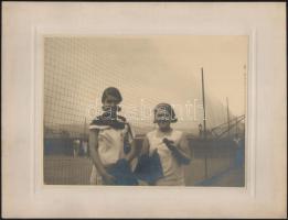 1925 Teniszpályán, kartonra kasírozott, jelzetlen fotó, 17,5×23,5 cm