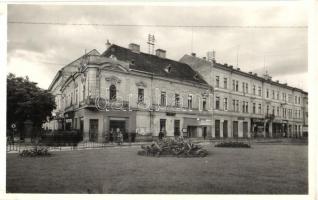 Munkács, Mukacevo, Mukacheve; Horthy Miklós tér, Csillag szálloda, Kasztler, Wettenstein Zsigmond, Schönfeld Henrik, Meizlik Salamon, Dum Rozália, Kovács Gyula üzlete / Grand Hotel Csillag, shops (EK)