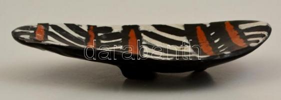 Iparművészeti Vállalatos Gorka Lívia fekete-fehér tálka, mázas kerámia, jelzett, apró kopásokkal, 21...